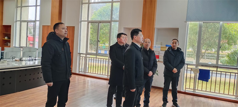 縣長何斌看望慰問供水公司一線職工